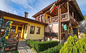 Емили Фемили Хаус